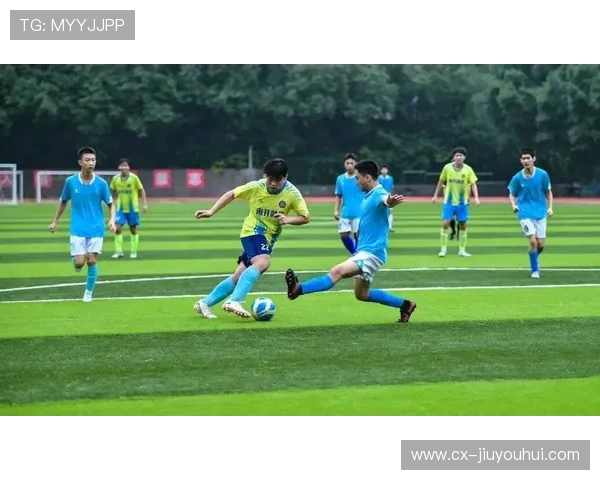 青春绿茵梦想起航学生们在校园足球场激情拼搏瞬间